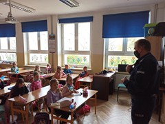 SPOTKANIE Z POLICJANTEM KLAS 1. 7V2021 (6)